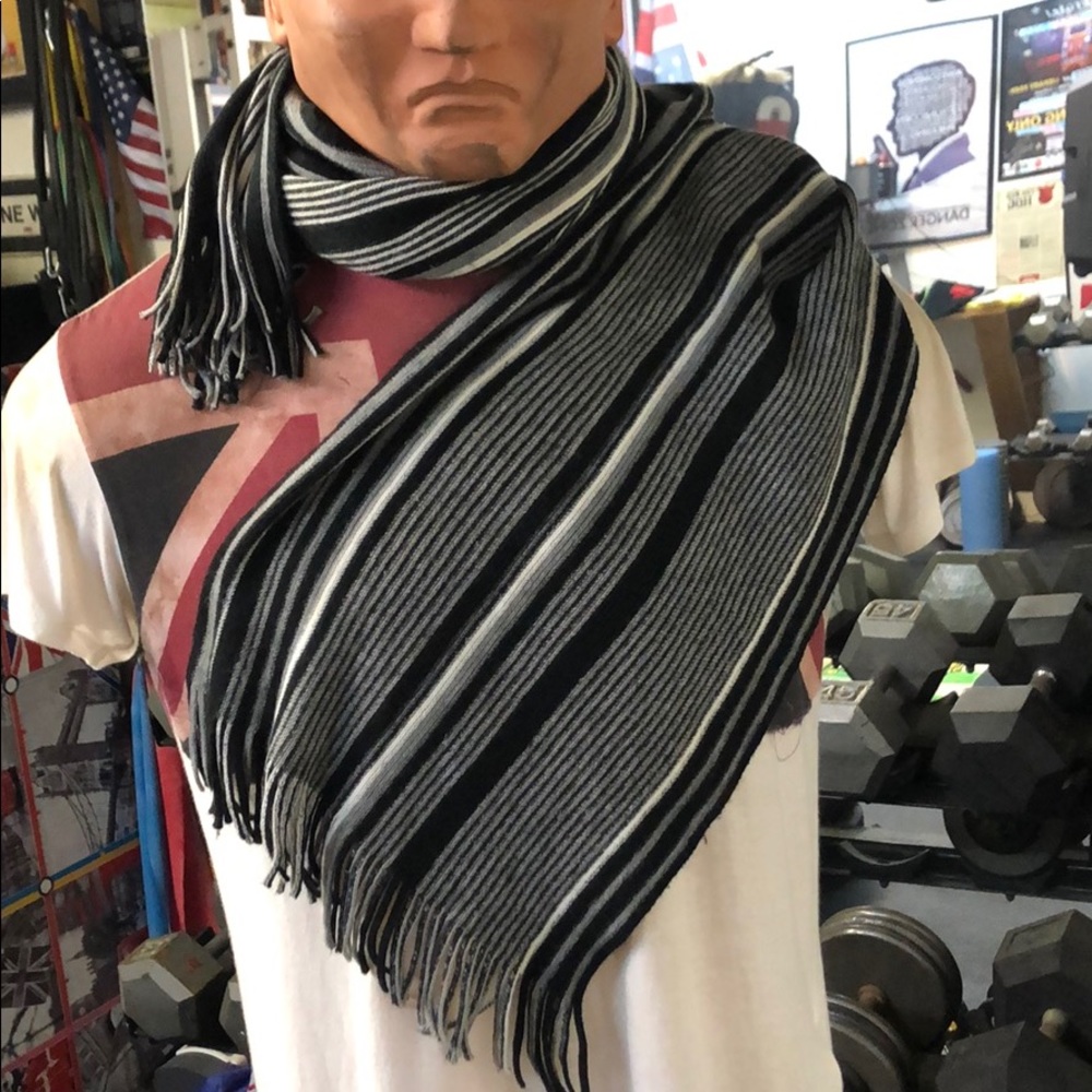 ❤️5 for $25❤️ - Simple, sleek, stylish scarf